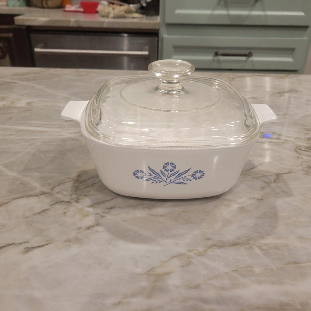 Vintage Corning Ware Cornflower Blue 1 1/2 Quart casserole dish with Lid--$30